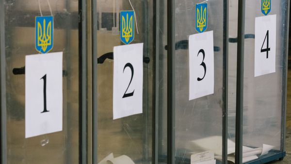 Урны для голосования на избирательном участке в Харькове. 31 марта на Украине проходят выборы президента - Sputnik Азербайджан