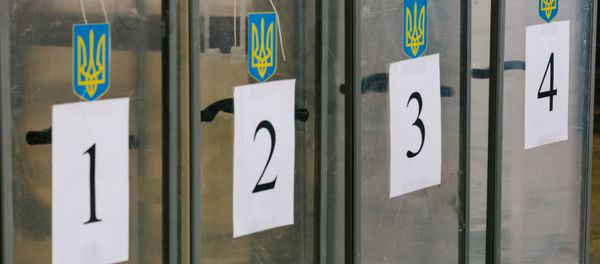 Урны для голосования на избирательном участке в Харькове. 31 марта на Украине проходят выборы президента Урны для голосования на избирательном участке в Харькове. 31 марта на Украине проходят выборы президента - Sputnik Азербайджан