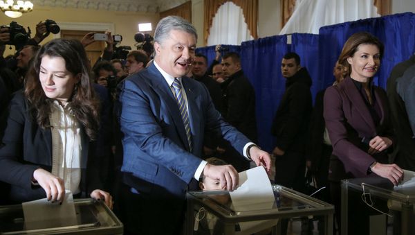 Президент Украины и кандидат в президенты Петр Порошенко и члены его семьи, жена Марина, дочь Евгения и внук Петр голосуют на избирательном участке во время президентских выборов в Киеве, Украина, 31 марта 2019 года - Sputnik Азербайджан