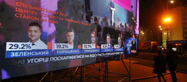Табло у здания Центральной избирательной комиссии Украины с предварительными данными по голосованию жителей на выборах президента - Sputnik Азербайджан