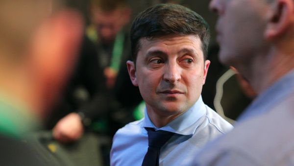 Кандидат в президенты Украины, актер Владимир Зеленский в своем избирательном штабе в Киеве - Sputnik Азербайджан