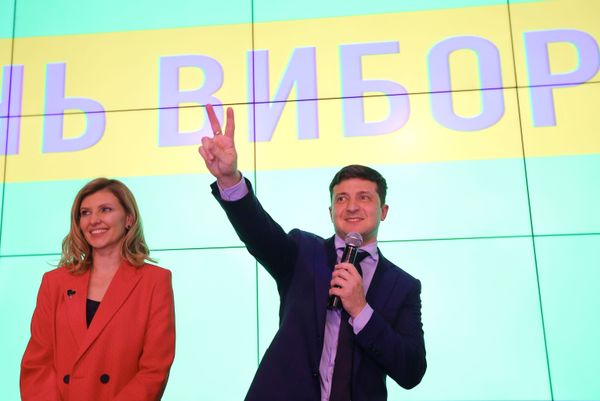 Кандидат в президенты Украины, актер Владимир Зеленский с супругой Еленой в своем избирательном штабе в Киеве - Sputnik Азербайджан