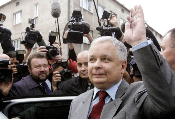 Кандидат в президенты Польши от партии «Право и справедливость» Лех Качиньский покидает избирательный участок во время последнего тура президентских выборов в Варшаве, 2005 год - Sputnik Азербайджан