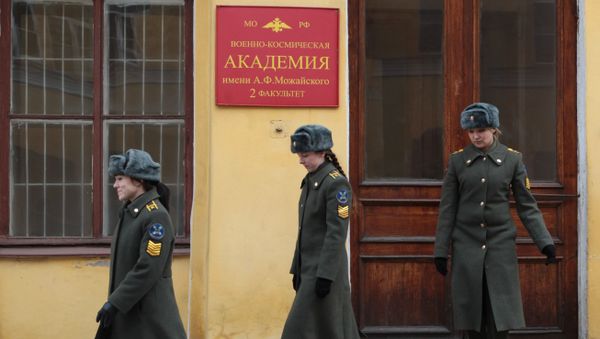 Девушки-курсантки на занятиях в Военно-космической академии им. А.Ф.Можайского - Sputnik Азербайджан