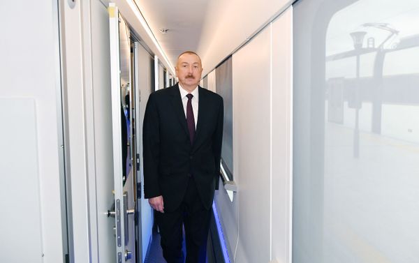 Президент Ильхам Алиев ознакомился с пассажирским поездом, который будет курсировать по железнодорожной линии Баку-Тбилиси-Карс - Sputnik Азербайджан