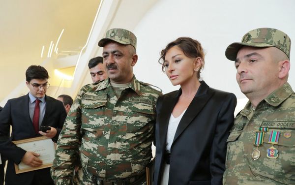 Первый вице-президент Азербайджана, президент Фонда Гейдара Алиева Мехрибан Алиева на встрече с военными - Sputnik Азербайджан