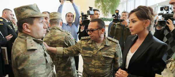 Первый вице-президент Азербайджана, президент Фонда Гейдара Алиева Мехрибан Алиева на встрече с военными - Sputnik Азербайджан