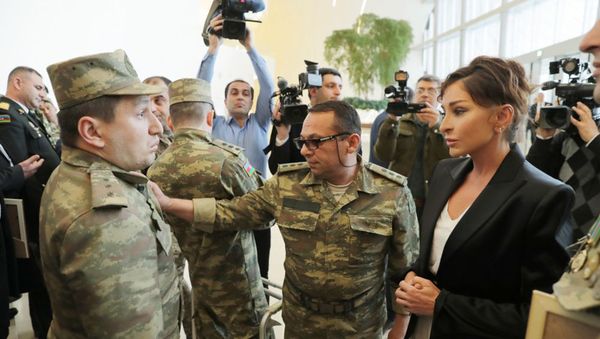 Первый вице-президент Азербайджана, президент Фонда Гейдара Алиева Мехрибан Алиева на встрече с военными - Sputnik Азербайджан