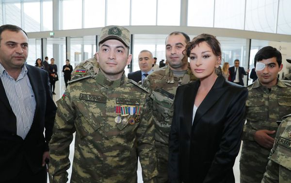 Первый вице-президент Азербайджана, президент Фонда Гейдара Алиева Мехрибан Алиева на встрече с военными - Sputnik Азербайджан