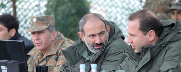Премьер-министр Армении Никола Пашинян и министр обороны Армении Давид Тоноян - Sputnik Азербайджан