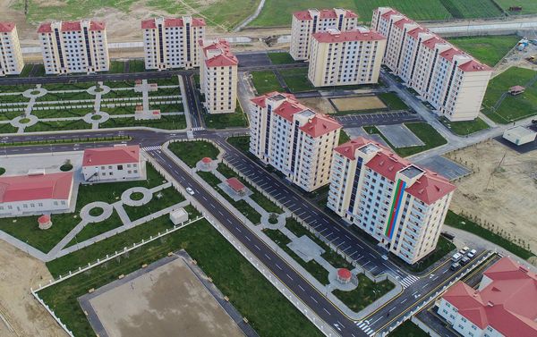 В поселке Кюрдаханы Баку состоялось открытие нового жилого комплекса для семей вынужденных переселенцев - Sputnik Азербайджан