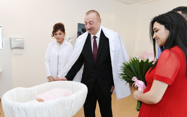 Президент Ильхам Алиев и первая леди Мехрибан Алиева встретились с родителями 10-миллионного жителя Азербайджана - Sputnik Азербайджан