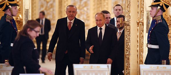 Президент РФ Владимир Путин и президент Турции Реджеп Тайип Эрдоган перед началом встречи с ведущими представителями деловых кругов двух стран - Sputnik Азербайджан