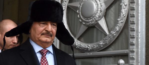 Глава Ливийской национальной армии ливийский маршал Халифа Хафтар покидает главное здание МИД России после встречи с министром иностранных дел России в Москве - Sputnik Азербайджан