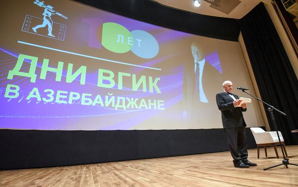 Творческий вечер народного артиста России  Владимира Меньшова в Баку - Sputnik Азербайджан