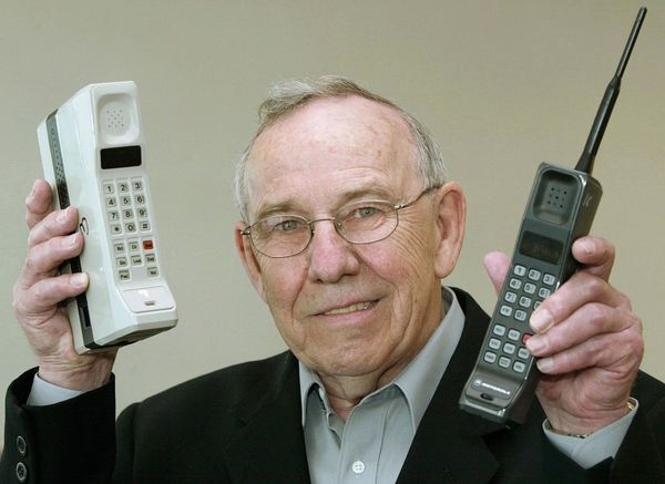 Бывший глава Motorola Design Руди Кролопп с первым мобильным телефоном DynaTAC 8000X и первым мобильным телефоном International 3200, 2003 год - Sputnik Азербайджан