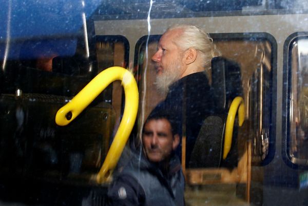 Основатель WikiLeaks Джулиан Ассанж в полицейском фургоне после того, как британская полиция арестовала его в посольстве Эквадора в Лондоне - Sputnik Азербайджан
