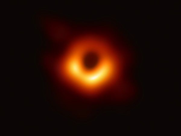 Изображение черной дыры в центре галактики M87, полученное с помощью телескопа Event Horizon Telescope - Sputnik Азербайджан