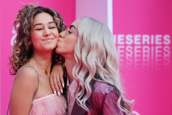 Французский блогер Lena Situations и французская певица Bilal Hassani позируют на Международном фестивале сериалов в Каннах, Франция - Sputnik Азербайджан