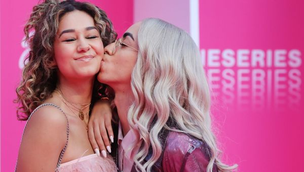 Французский блогер Lena Situations и французская певица Bilal Hassani позируют на Международном фестивале сериалов в Каннах, Франция - Sputnik Азербайджан
