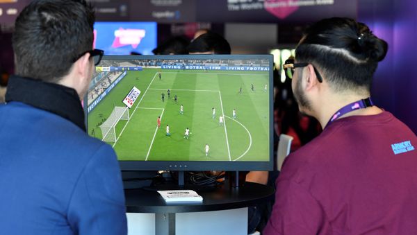 Посетители бара играют в футбольную симуляционную игру FIFA 2019 - Sputnik Азербайджан