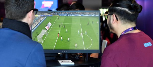 Посетители бара играют в футбольную симуляционную игру FIFA 2019 - Sputnik Азербайджан