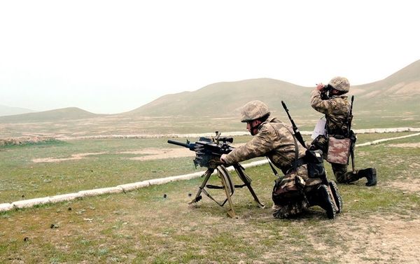 Азербайджанские курсанты отстрелялись на полигоне - Sputnik Азербайджан