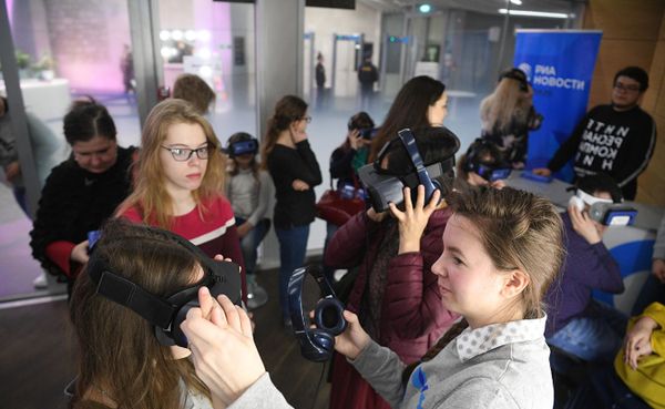 РИА Новости презентовало в Зарядье VR-проект о встрече Гагарина в Москве - Sputnik Азербайджан