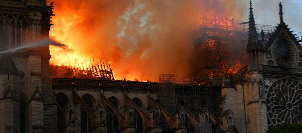Пожар в соборе Парижской Богоматери - Sputnik Азербайджан