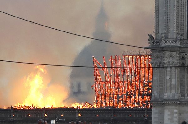 Пожар в соборе Нотр-Дам-де-Пари в Приже, Франция - Sputnik Азербайджан