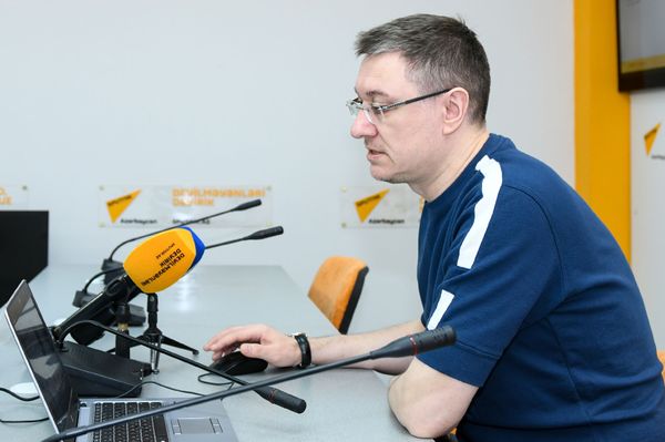 Известный журналист и спортивный комментатор, исполнительный директор МИА Россия сегодня Василий Конов - Sputnik Азербайджан