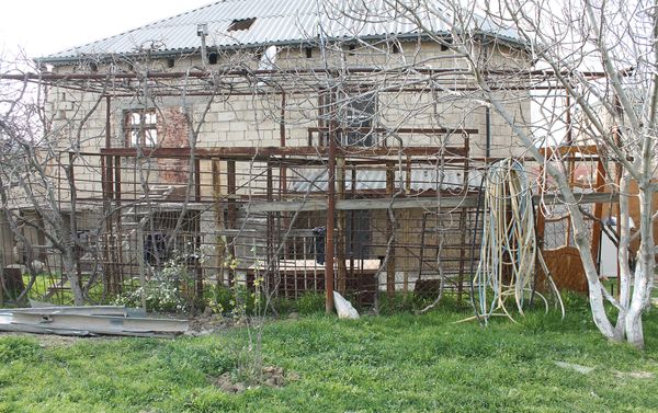 Разрушенный дом Расула Гусейнова в поселке Сарай Абшеронского района - Sputnik Азербайджан