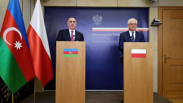 Министр иностранных дел Азербайджана Эльмар Мамедъяров встретился с польским коллегой Яцеком Чапутовичем - Sputnik Азербайджан