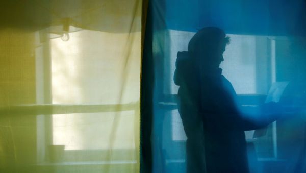 Женщина в кабине для голосования на избирательном участке во время президентских выборов, Украина - Sputnik Азербайджан