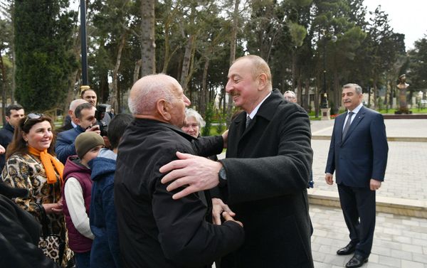 Президент Ильхам Алиев ознакомился с условиями, созданными в реконструированном парке Нефтяников в бакинском поселке Гарачухур  - Sputnik Азербайджан
