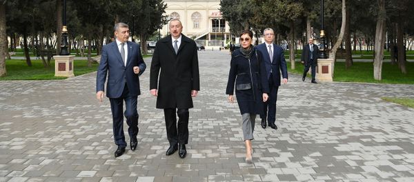 İlham Əliyev Bakının Qaraçuxur qəsəbəsində yenidən qurulan Neftçilər parkında yaradılan şəraitlə tanış olub - Sputnik Азербайджан