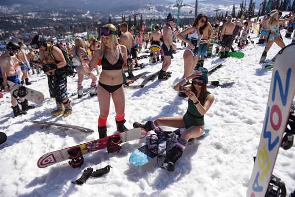 Массовый спуск в купальниках на фестивале GrelkaFest в Шерегеше Массовый спуск в купальниках на фестивале GrelkaFest в Шерегеше - Sputnik Азербайджан