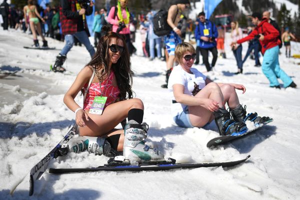 Массовый спуск в купальниках на фестивале GrelkaFest в Шерегеше Массовый спуск в купальниках на фестивале GrelkaFest в Шерегеше - Sputnik Азербайджан
