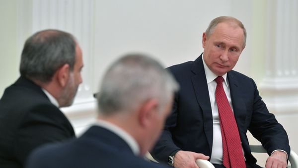 Президент РФ Владимир Путин и премьер-министр Армении Никол Пашинян (слева)  - Sputnik Азербайджан
