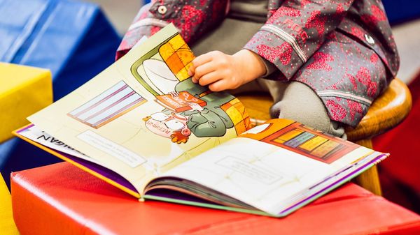 Ребенок читает книгу, фото из архива - Sputnik Азербайджан