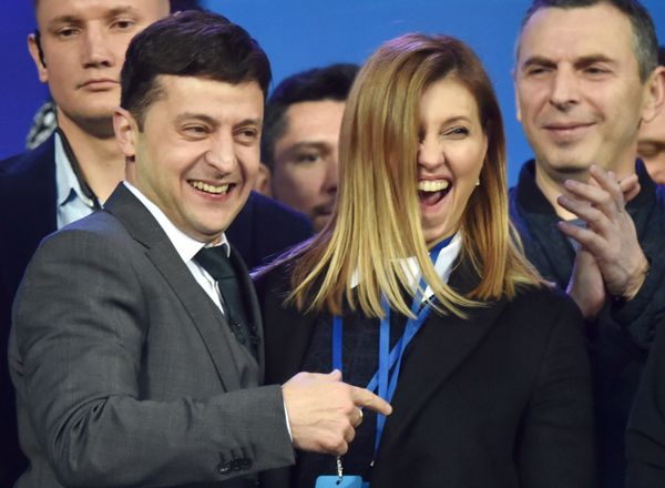 Кандидат в президенты Владимир Зеленский с женой Еленой во время дебатов с президентом Украины Петром Порошенко на Олимпийском стадионе в Киеве - Sputnik Азербайджан