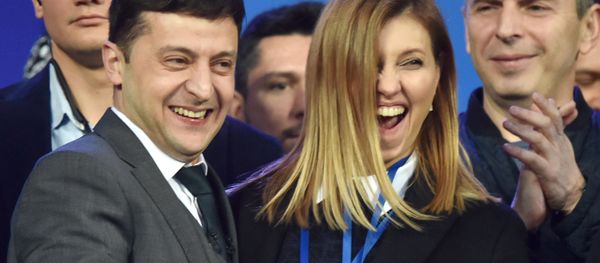 Кандидат в президенты Владимир Зеленский с женой Еленой во время дебатов с президентом Украины Петром Порошенко на Олимпийском стадионе в Киеве - Sputnik Азербайджан