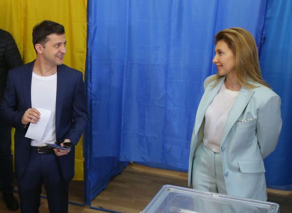 Кандидат в президенты Украины Владимир Зеленский с женой Еленой во время голосования на избирательном участке в день второго тура выборов президента Украины - Sputnik Азербайджан