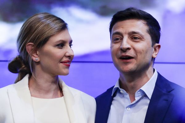 Кандидат в президенты Украины Владимир Зеленский с женой Еленой приветствуют сторонников после второго тура президентских выборов в Киеве - Sputnik Азербайджан