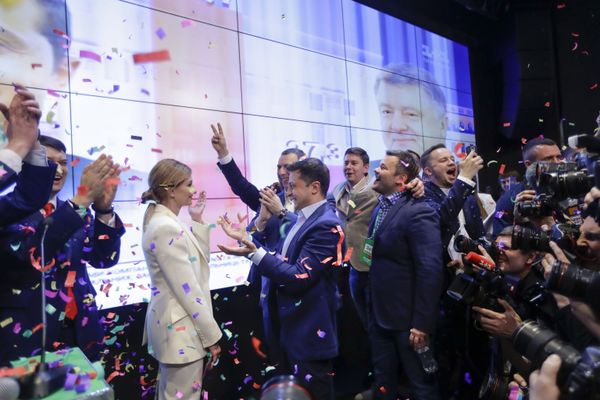 Кандидат в президенты Украины Владимир Зеленский и его жена Елена празднуют победу со своими сторонниками после второго тура президентских выборов в Киеве - Sputnik Азербайджан