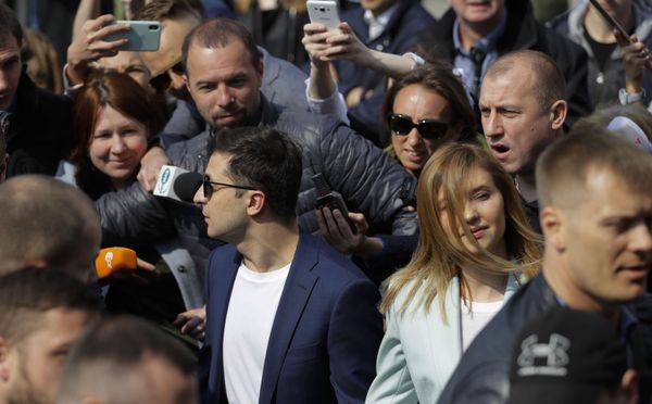 Кандидат в президенты Украины, актер Владимир Зеленский с супругой Еленой - Sputnik Азербайджан