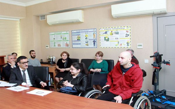 Бакинский метрополитен закупает гусеничные снаряжения для транспортировки людей с ограниченными возможностями здоровья - Sputnik Азербайджан