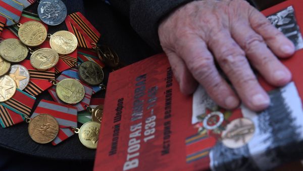 Медали и книга ветерана Великой Отечественной войны, фото из архива - Sputnik Азербайджан