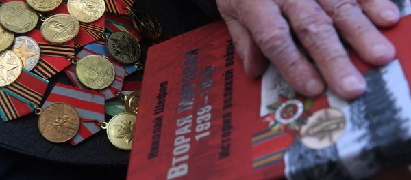 Медали и книга ветерана Великой Отечественной войны, фото из архива - Sputnik Азербайджан