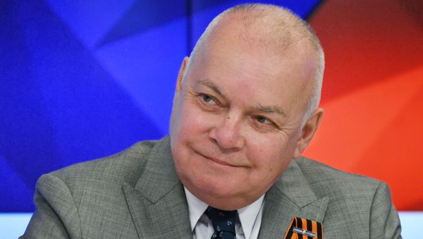 Генеральный директор МИА Россия сегодня Дмитрий Киселев на пресс-конференции, приуроченной к старту акции Георгиевская ленточка - Sputnik Азербайджан